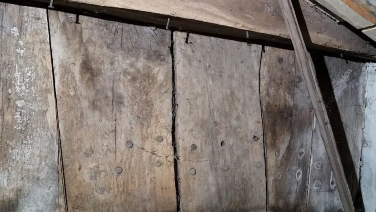 Un barco medieval escondido en el techo de un sótano: el hallazgo que asombra a los arqueólogos